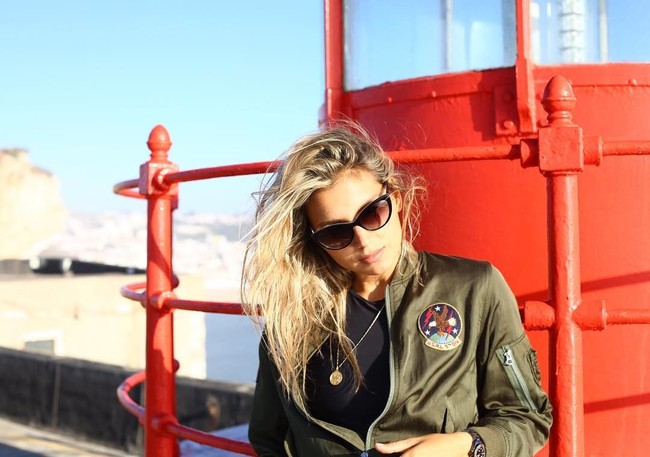 Namun, alih-alih lari dari ketakutannya setelah kecelakaan itu, Maya terus berlatih lebih banyak dan menantang gelombang terbesar. Foto: dok. Instagram Maya Gabeira