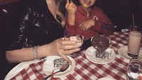 Ibu dari dua orang anak ini, masih sering menghabiskan waktu menikmati es krim bersama. Padahal Mariah punya segudang jadwal manggung dan kegiatan lainnya. Foto: Instagram @mariahcarey