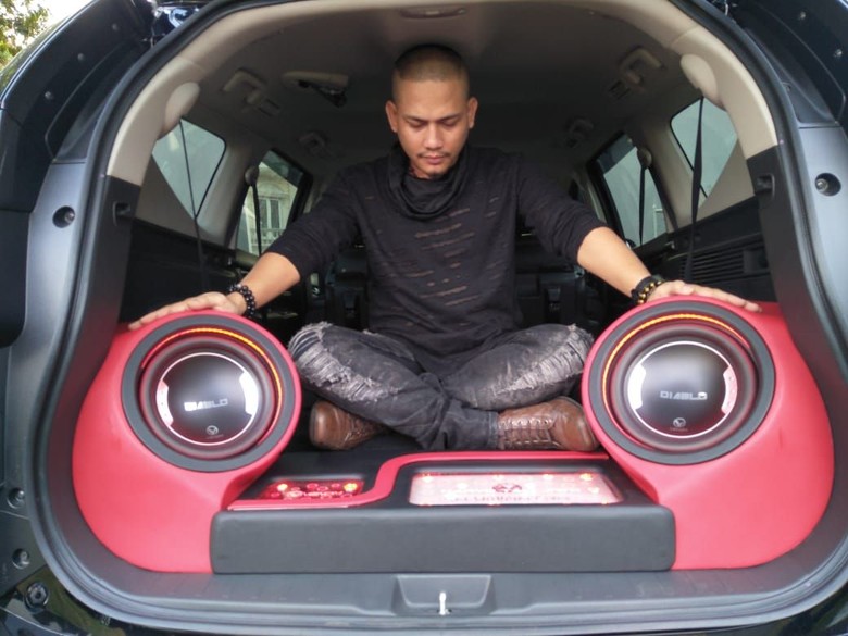 Haryo Tali Jiwo bersama audio mobilnya. Foto: Ruly Kurniawan Haryo Tali Jiwo bersama audio mobilnya. Foto: Ruly Kurniawan