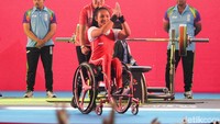 Ni Nengah Widiasih menyapa pendukung yang terus memberikan dukungan kepada dirinya.