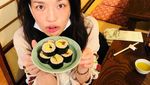 Manisnya Awet! Lihat Gaya Shu Qi Saat Makan Es Krim dan Ramen