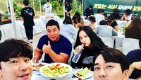 Kekompakan para pemain Player benar-benar terlihat ya. Buktinya mereka sering makan bareng. Kali ini ada hamparan buah segar dan seafood di depan Seung-heon dan Krystal. Foto: Instagram songseungheon100