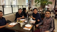 Lewat instagramnya, pria kelahiran Malang, Jawa Timur ini terlihat sebagai orang yang senang bersosialisasi. Lihat saja momennya saat makan bersama teman-temannya. Foto: instagram @gamalalbinsaid