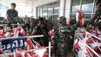 Prajurit TNI memindahkan bantuan yang tiba di Bandara Mutiaran SIS Al-Jufri.