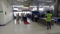 Gerbang pemeriksaan penumpang di terminal Bandara Mutiara Palu kembali berfungsi. Nampak aktivitas petugas bandara yang mengatur alur calon penumpang melewati gerbang pemeriksaan, dan beberapa penumpang sedang mengambil barang yg telah melewati jalur X-Ray. Istimewa/Kementerian Perhubungan.