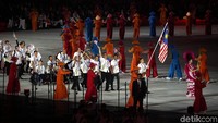 Defile kontingen Malaysia saat pembukaan Asian Para Games ke-3 di Stadion Utama Gelora Bung Karno, Senayan, Jakarta, Sabtu (6/10).