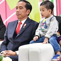 Tampil modis saat menemani Jokowi di acara pembukaan Asian Para Games 2018, Jan Ethes mengenakan sweater abu-abu dari brand Fendi Kids yang dipadu jeans biru dan sneakers. Sweater dengan gambar kartun monster dan aksen garis di lipatan lengan ini dibanderol seharga USD 283 atau sekitar Rp 4,3 jutaan. Foto: Dok. Laily Rachev - Biro Pers Setpres