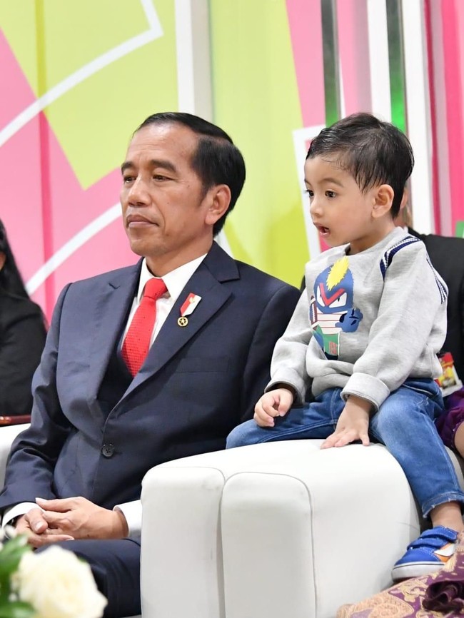 Tampil modis saat menemani Jokowi di acara pembukaan Asian Para Games 2018, Jan Ethes mengenakan sweater abu-abu dari brand Fendi Kids yang dipadu jeans biru dan sneakers. Sweater dengan gambar kartun monster dan aksen garis di lipatan lengan ini dibanderol seharga USD 283 atau sekitar Rp 4,3 jutaan. Foto: Dok. Laily Rachev - Biro Pers Setpres