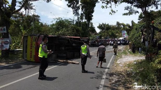 Bus Rombongan Mahasiswa Terguling di Semarang, Satu Orang Tewas