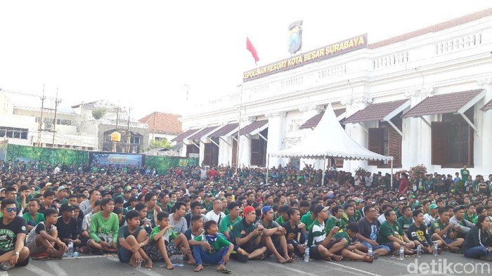 Ini Keseruan Nobar Persebaya vs Arema di Mapolrestabes Surabaya
