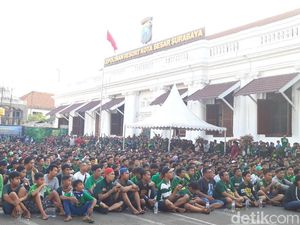 Ini Keseruan Nobar Persebaya vs Arema di Mapolrestabes Surabaya