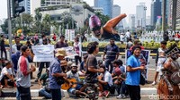 Warga berfoto dan beraktivitas di depan baliho Asian Para Games di sela-sela hari bebas kendaraan bermotor (CFD) di Bundaran HI, Jakarta.