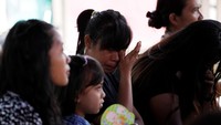 Sejumlah warga tak kuat menahan tangis saat ibadat berlangsung (Foto: Dok. REUTERS/Darren Whiteside)