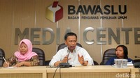 Hadir sebagai pembicara antara lain (kiri-kanan) mantan buruh migran Siti Badriyah, Ketua Pokja Pemilu Luar Negeri (LN) Wajid Fauzi dan Direktur Eksekutif Migrant Care Anis Hidayah.