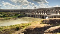 PLTA Itaipu Dam di Foz do Iguaçu Hernandarias, Brasil/Paraguay ini memiliki Kapasitas terpasang 14.000 MW. Istimewa/Geoshen.
