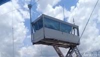 Mirip Cabin yang kedap suara. Mobile Tower ini, mempunyai 2 Radio Komunikasi yang bisa digunakan untuk freqwensi yang berbeda. Sehingga dimungkinkan untuj membagi menjadi 2 Unit ATC yang berbeda yaitu TOWER & APP, kata Deputi General MATSC, Davitson Aritongan, Minggu (7/10/2018) (Foto: Moehammad Bakrie/detikcom)