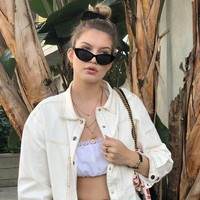 Di tengah kesibukannya sebagai model, Iza menyampatkan diri untuk menikmati hobinya travelling. (Foto: dok. Instagram)