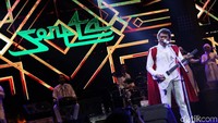 Menjaga persatuan dan mawas diri di antara banyaknya bertebaran hoax adalah isi tausiahnya sembari menghibur penonton dengan musiknya bersama Soneta. Foto: Rhoma Irama di Synchronize Fest 2018 / Hanif Hawari