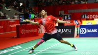 Fredy Setiawan bertanding di partai pertama bulutangkis beregu putra di Istora Gelora Bung Karno, Minggu (7/10).