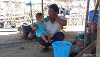 Tak hanya pelajar, di pengungsian juga ada balita. Mereka tampak asik bermain ditemani keluarga mengisi waktu di pengungsian. (Bil Wahid/detikcom)