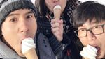 Gantengnya Thanavat Vatthanaputi Saat Ngopi dan Makan Es Krim