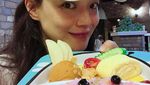 Manisnya Awet! Lihat Gaya Shu Qi Saat Makan Es Krim dan Ramen