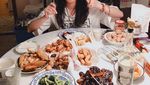 Manisnya Awet! Lihat Gaya Shu Qi Saat Makan Es Krim dan Ramen