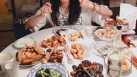 Peraih Artis Terbaik dalam Asian Film Award tahun 2016 dalam film The Assassin ini juga doyan makan. Lihat saja dari banyaknya sajian yang ia lahap ini. Tapi badannya kok tetap ramping, ya? Foto: Instagram sqwhat