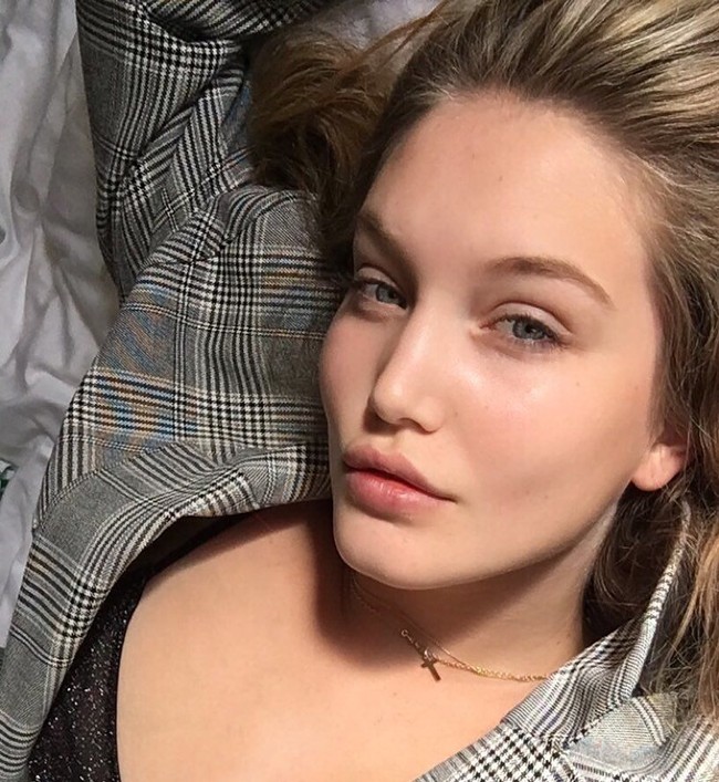 Iza disebut memiliki ciri-ciri fisik yang mirip dengan Gigi Hadid, mulai dari rambutnya yang pirang dan bola matanya yang berwarna biru. Foto: dok. Instagram