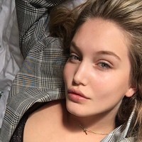 Iza disebut memiliki ciri-ciri fisik yang mirip dengan Gigi Hadid, mulai dari rambutnya yang pirang dan bola matanya yang berwarna biru. Foto: dok. Instagram