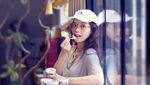 Manisnya Awet! Lihat Gaya Shu Qi Saat Makan Es Krim dan Ramen