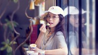 Meskipun usianya tak lagi muda, Shu Qi selalu tampil ceria dan bergaya layaknya anak muda. Seperti gayanya saat melahap dessert favoritnya ini. Foto: Instagram sqwhat