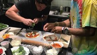 Pelantun lagu Happy ini, terlihat begitu serius ketika belajar membuat pizza secara langsung. Kira-kira hasil pizza buatan Pharrell seperti apa ya?Foto: Instagram @@pharrell
