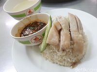 Bisa Jajan Chicken Rice Enak di Sini Sebelum Belanja ke Platinum