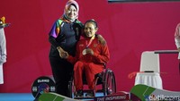 Wakil Ketua Umum INAPGOC Sylviana Murni foto bersama dengan Ni Nengah Widiasih yang meraih medali perak.