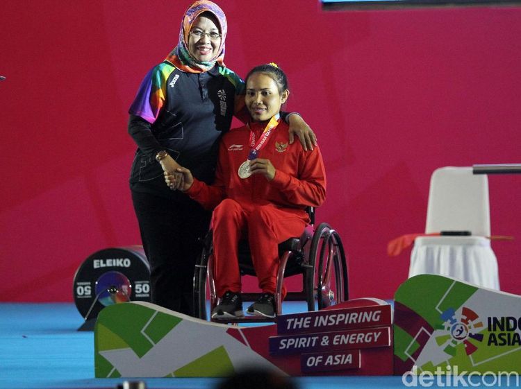 Tawa Bahagia Ni Nengah di Atas Kursi Roda