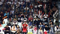 Tepuk tangan menggema saat tim bulutangkis beregu putra Indonesia berhasil mengalahkan Malaysia.