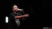 Penampilan NDX AKA malam itu dibuka oleh lagu Plis Dong Sayang. Foto: NDX AKA / Hanif Hawari