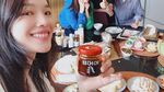 Manisnya Awet! Lihat Gaya Shu Qi Saat Makan Es Krim dan Ramen