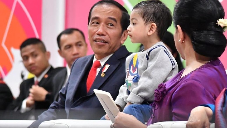 So Sweet! Presiden Jokowi Sempatkan Beli Oleh-oleh untuk Cucunya/ Foto: Dok. Laily Rachev - Biro Pers Setpres So Sweet! Presiden Jokowi Sempatkan Beli Oleh-oleh untuk Cucunya/ Foto: Dok. Laily Rachev - Biro Pers Setpres