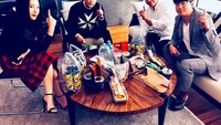Meski sudah 42 tahun, paras tampan Seung-heon masih menarik perhatian. Di lokasi syuting ia mendapat banyak makanan enak. Ada es kopi juga tuh sepertinya! Foto: Instagram songseungheon100