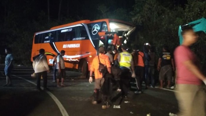 Bus Peziarah Tabrak Tebing di Sarangan, 2 Tewas dan 13 Luka