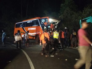 Bus Peziarah Tabrak Tebing di Sarangan, 2 Tewas dan 13 Luka