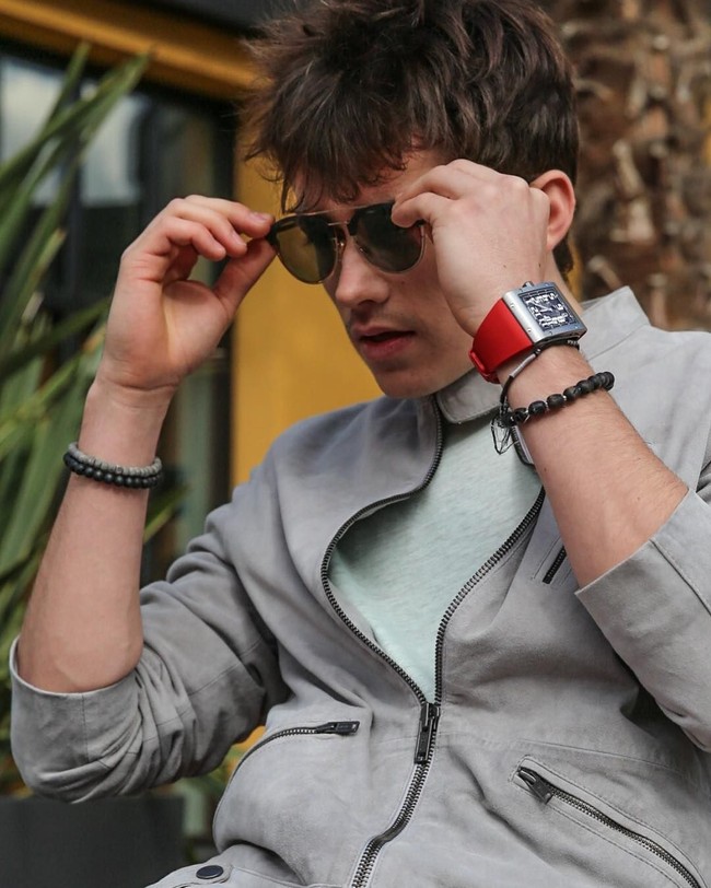 Ini gaya Leclerc tampil kasual yang terlihat memukau. Bagaimana menurutmu dengan penampilan Leclerc ini? Foto: dok. Instagram (@@charles_leclerc)