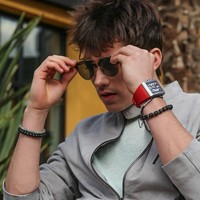 Ini gaya Leclerc tampil kasual yang terlihat memukau. Bagaimana menurutmu dengan penampilan Leclerc ini? Foto: dok. Instagram (@@charles_leclerc)