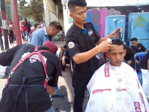 Cukur Amal di Kudus, Hasilnya untuk Bantu Korban Gempa Sulteng