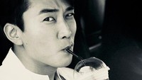 “Kenapa kamu masih terlihat tampan saat pose begini?,” tanya netizen. Kalian setuju nggak? Foto: Instagram songseungheon100