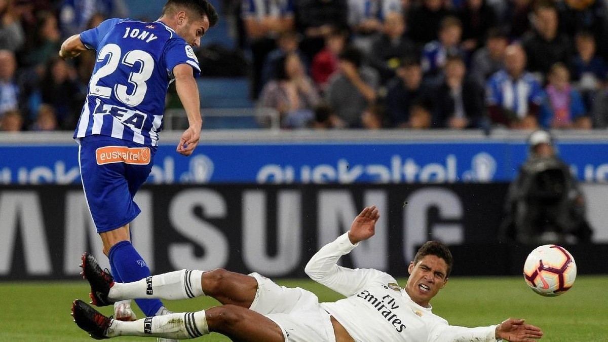 Raphael varane kecewa berat dengan kekalahan Real Madrid. (Vincent West/Reuters)