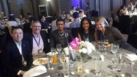Berkunjung ke Bangkok, Gamal bertemu dengan teman-temannya dari Malaysia dan China. Mereka terlihat  berfoto bersama usai menikmati makan malamnya. Foto: instagram @gamalalbinsaid