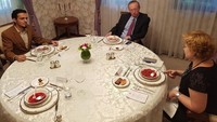 Gamal sedang dijamu makan oleh Dubes Rusia untuk Indonesia. Menu yang disantap juga menu ala Rusia. Apa saja ya? Foto: instagram @gamalalbinsaid